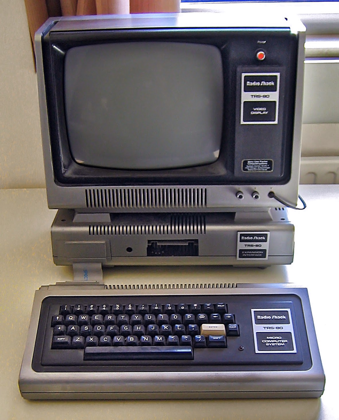 TRS-80_Model_I_-_Rechnermuseum_Cropped.j